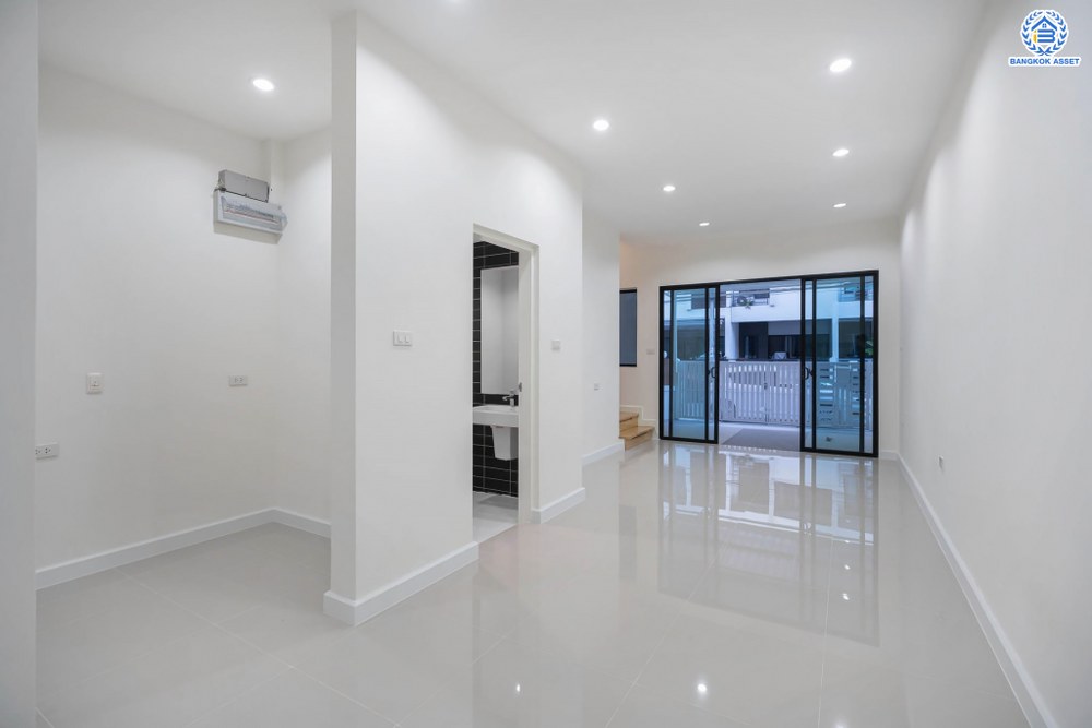 บ้านมือสองตกแต่งใหม่ โครงการ ซิกเนเจอร์ กัลปพฤกษ์ เนื้อที่ 17.10 ตร.ว. ฟังก์ชัน 3 ห้องนอน 3 ห้องน้ำ 2 ที่จอดรถ บ้านสูง 3 ชั้น ภายในกว้าง พื้นที่ใช้สอยเยอะ บนทำเลเดินทางสะดวก ติดถนนกัลปพฤกษ์ เชื่อมต่อกาญจนาภิเษก ใกล้รถไฟฟ้าสายสีน้ำเงิน "สถานีหลักสอง"...